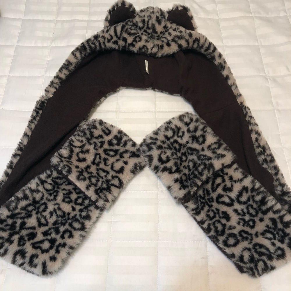Hat with hand spots